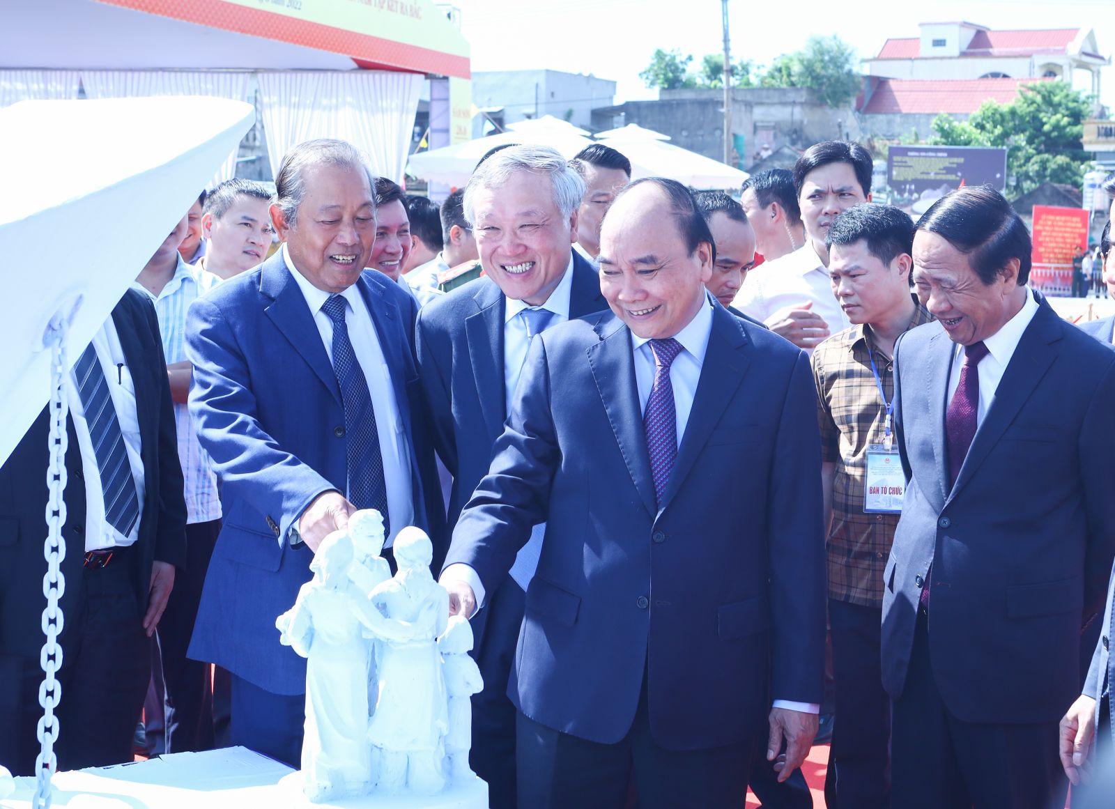 Chủ tịch nước Nguyễn Xuân Phúc dự lễ khởi công Khu lưu niệm đồng bào, cán bộ, chiến sĩ, học sinh miền Nam tập kết ra Bắc 